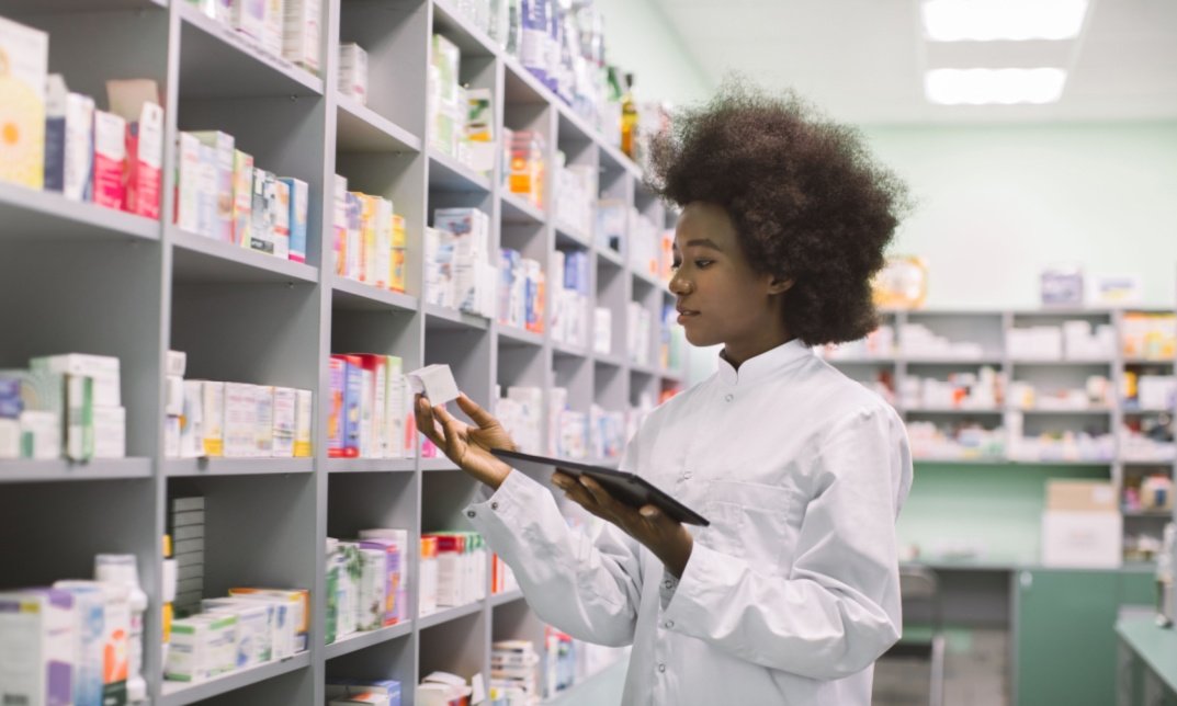 how much does a pharmacy tech earn