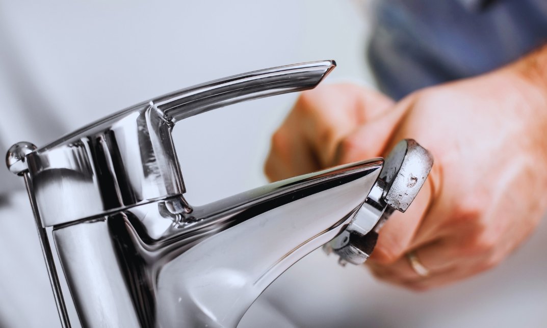 How to fix a leaking tap in the kitchen