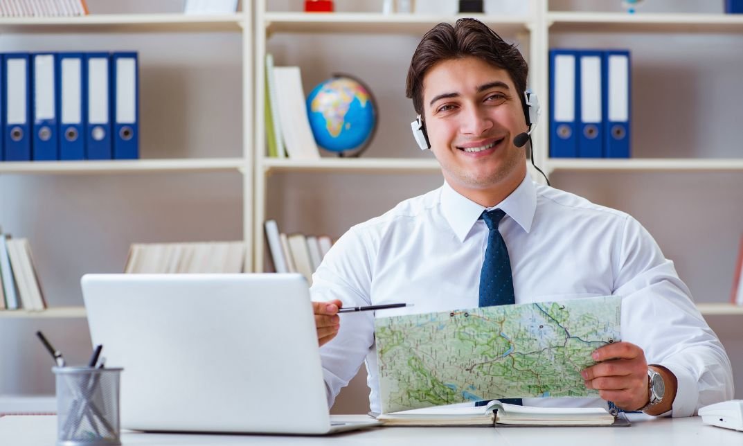 how do travel agents earn money