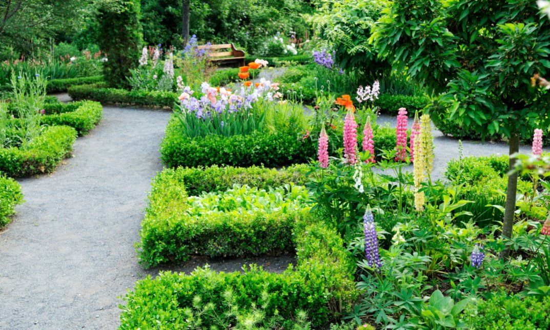 garden design with sleepers and gravel