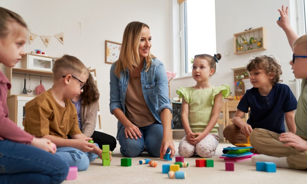 what is a play therapist