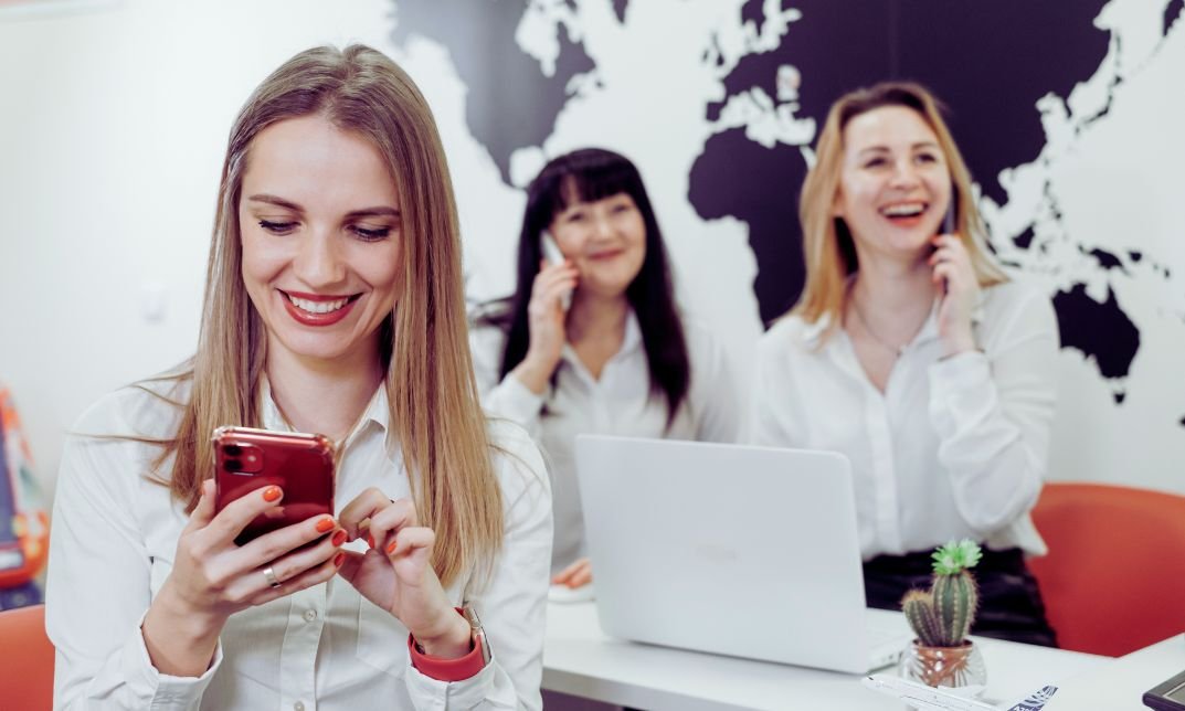 how do travel agents earn money