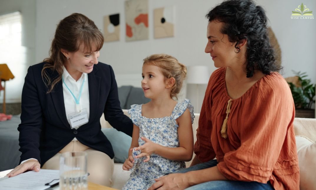 how much do social workers earn in the uk